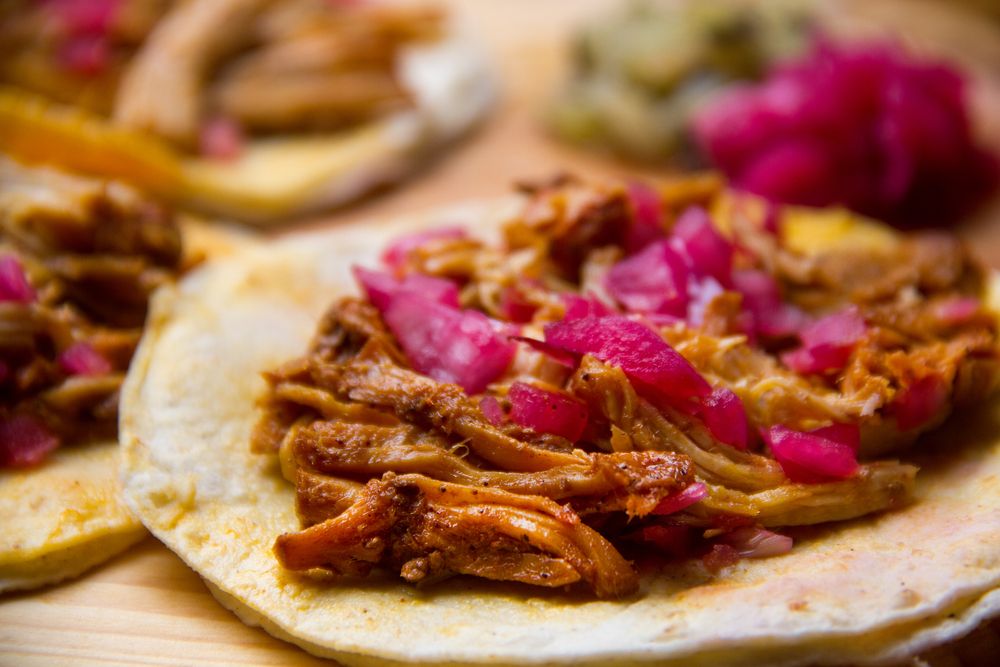 Tacos de cochinilla pibil